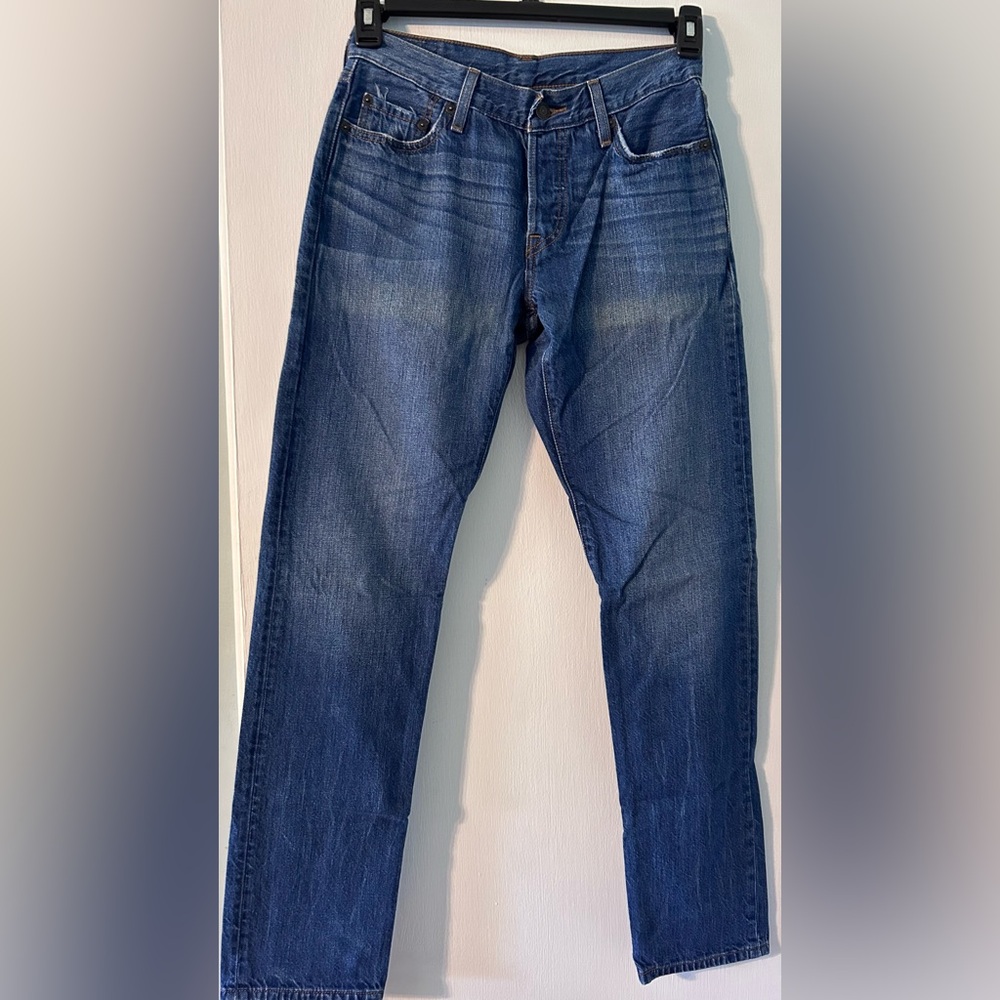 Women’s levi’s jeans.